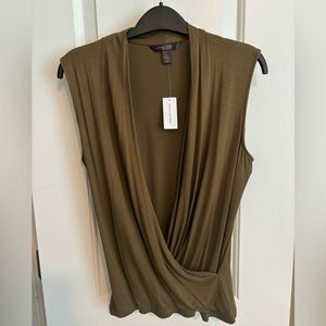 NWT - Threadsoft sleeveless wrap top - Banana Republic - Size Medium (Olive)